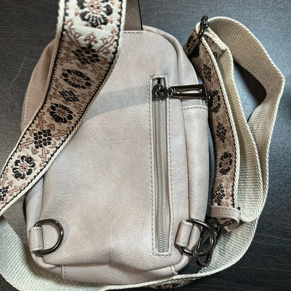 Imperial Horse light tan cross body, sling bag, fanny pack - Picture 3 of 6